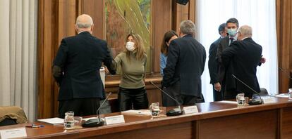 La ministra de Transportes, Raquel Sánchez, y distintos altos cargos de su Ministerio, esta tarde con representantes de la CNTC.