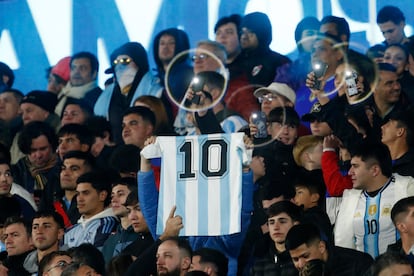 Los 85,000 afortunados que consiguieron entradas para acudir al juego lo esperaban con emoción.