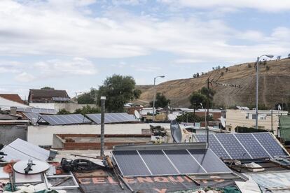 La Delegación de Gobierno calcula que unas 400 familias de la Cañada instalaron placas fotovoltaicas a lo largo de este año sin suministro eléctrico. Cuestan entre 150 y 300 euros, “los mejor invertidos de cuantos gasté este verano”, afirma Genaro, vecino del sector 6 de 38 años.