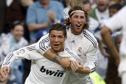 Cristiano Ronaldo es abrazado por Sergio Ramos tras conseguir el gol definitivo del Madrid ante Osasuna.