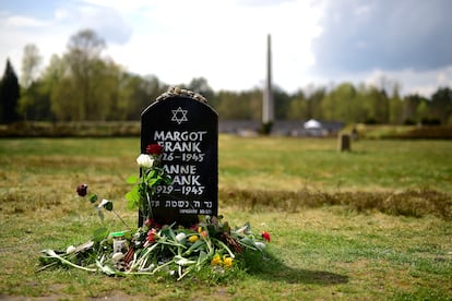 Flores y piedras en la lápida de Margot y Ana Frank cerca de Lohheide (Alemania).