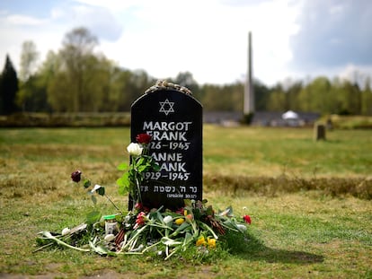 Flores y piedras en la lápida de Margot y Ana Frank en su tumba cerca de Lohheide (Alemania).