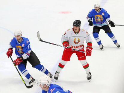 Alexandr Lukashenko, jugando al hockey sobre hielo.  