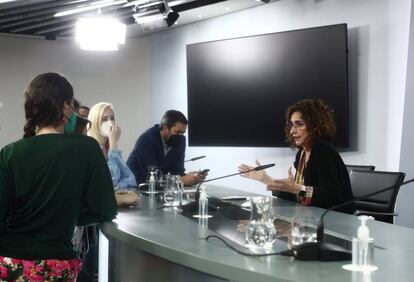 27/04/2021 La ministra de Hacienda, María Jesús Montero; conversa con varios periodistas tras una rueda de prensa posterior al Consejo de Ministros, a 27 de abril de 2021, en el Complejo de la Moncloa, Madrid, (España). Durante la convocatoria informarán, entre otras cuestiones, sobre el Plan de Recuperación, Transformación y Resiliencia que vertebrará cómo se invertirán los primeros 70.000 millones de euros que España recibirá de la Comisión Europea como parte de los fondos Next Generation, y que ha sido aprobado por el Consejo de Ministros celebrado esta mañana.  POLITICA  EUROPA PRESS/E. Parra. POOL - Europa Press