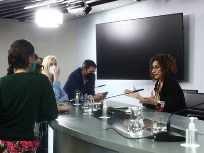 27/04/2021 La ministra de Hacienda, María Jesús Montero; conversa con varios periodistas tras una rueda de prensa posterior al Consejo de Ministros, a 27 de abril de 2021, en el Complejo de la Moncloa, Madrid, (España). Durante la convocatoria informarán, entre otras cuestiones, sobre el Plan de Recuperación, Transformación y Resiliencia que vertebrará cómo se invertirán los primeros 70.000 millones de euros que España recibirá de la Comisión Europea como parte de los fondos Next Generation, y que ha sido aprobado por el Consejo de Ministros celebrado esta mañana.  POLITICA  EUROPA PRESS/E. Parra. POOL - Europa Press