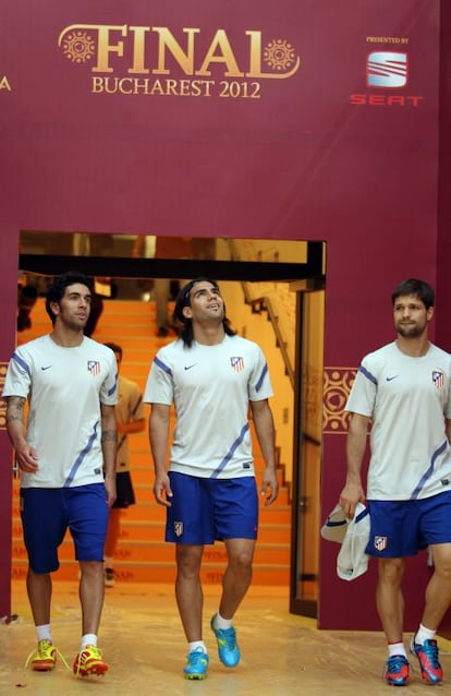 Turan, Falcao y Diego, en el interior del estadio.