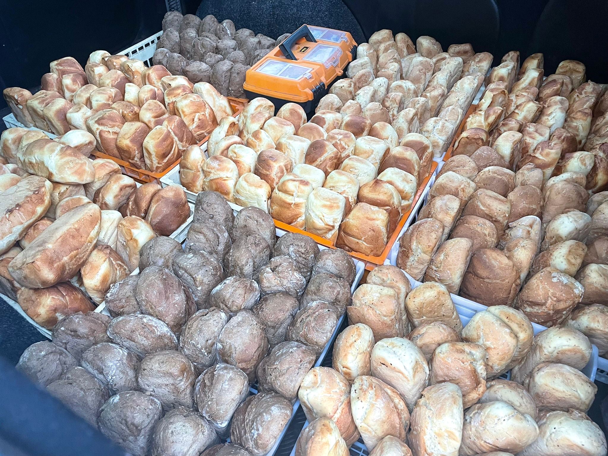 Varios tipos de panes hechos durante una misión humanitaria en Ucrania, en una foto cedida por el panadero.