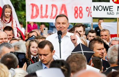 El presidente polaco Andrzej Duda se reúne con simpatizantes después de ganar las elecciones, este lunes en el pueblo de Odrzywol, en el este de Polonia.