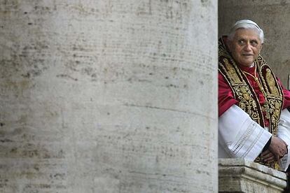 El más veterano en materia de cónclaves, en su primer discurso como obispo de Roma, ha afirmado: "Sólo soy un humilde trabajador en la viña del Señor". Benedicto XVI es el primer Papa del siglo XXI.