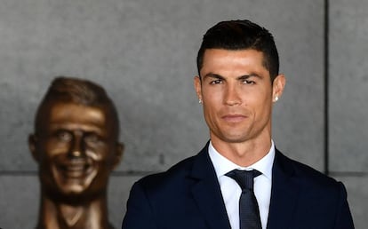 Cristiano Ronaldo junto a su busto en el aeropuerto de Madeira (Portugal), inaugurado el 29 de marzo.