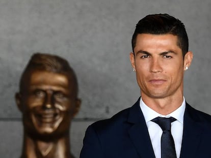 Cristiano Ronaldo junto a su busto en el aeropuerto de Madeira (Portugal), inaugurado el 29 de marzo.