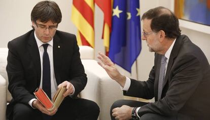 Reuni&oacute;n entre Puigdemont y Rajoy en 2016. 