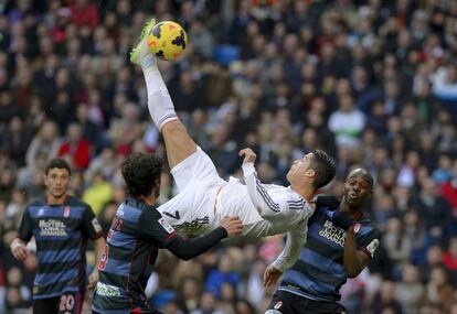 Cristiano Ronaldo remata de forma acrobática.