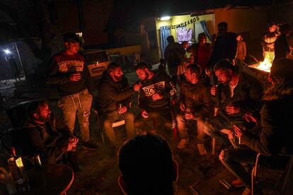 Celebración de un cumpleaños a la luz de una hoguera en una de las casas de la Cañada Real.