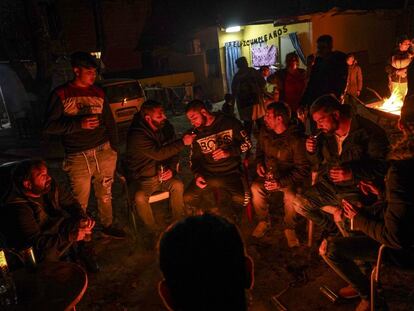 Celebración de un cumpleaños a la luz de una hoguera en una de las casas de la Cañada Real.