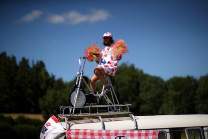 Una aficionada disfruta de la 15ª etapa del tour de Francia subida a una bicicleta estática.