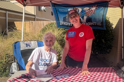 Kirstin New (derecha) junto a una voluntaria republicana en un colegio electoral de Germantown (Tennessee) el pasado 22 de octubre.