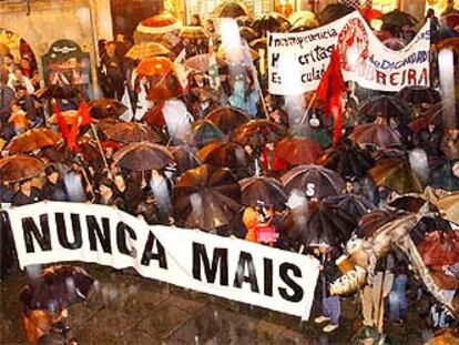 Imagen de la manifestación de anoche en Santiago de Compostela convocada por Nunca Máis.