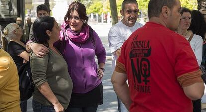 Vecinos de la corrala la Utop&iacute;a a las puertas del Ayuntamiento de Sevilla.