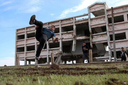 El grupo, de alrededor de 15 jóvenes, ha estado practicando parkour cerca de dos años, en los patios de la escuela y en días tranquilos, cuando no hay conflictos en la zona.