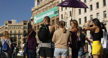Turistas en la plaza de Cataluña de Barcelona