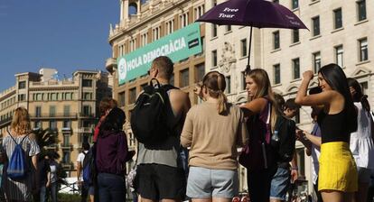 Turistas en la plaza de Catalu&ntilde;a de Barcelona