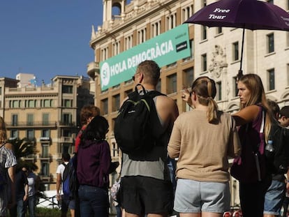 Turistas en la plaza de Catalu&ntilde;a de Barcelona