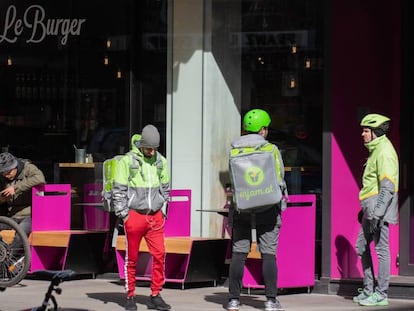 Repartidores de comida a domicilio ante un restaurante en Viena (Austria), donde también se están tomando medidas.