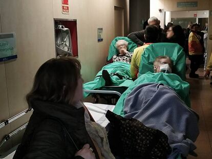 Pacientes en los pasillos de urgencias de Vall d'Hebron, ayer