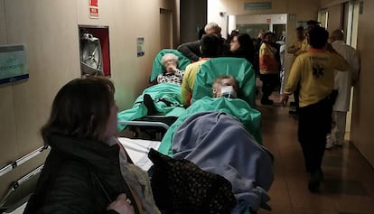Pacientes en los pasillos de urgencias de Vall d'Hebron, ayer