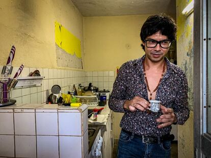 El líder del movimiento Archipiélago, Yunior García, posa para una foto en su casa del barrio San Agustín de La Habana, el 12 de noviembre.