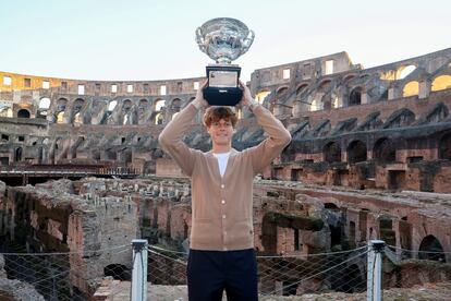 Sinner posa con el trofeo de Australia el 31 de enero en El Coliseo.