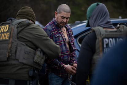 Un migrante es arrestado por agentes durante una redada del ICE en Atlanta, Georgia, en febrero de 2025.