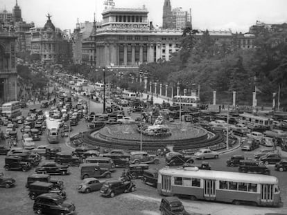 Vista de la Plaza de Cibeles en 1955.