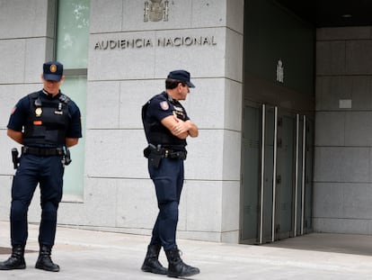 Dos agentes de la Policía vigilan la sede de la Audiencia Nacional, el pasado septiembre.