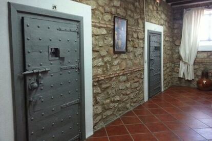 ¿Se imagina vivir una experiencia a lo 'Prison Break'? Esto es lo que ofrece la localidad riojana de Alfaro, cuyo hostel se trata de una antigua cárcel totalmente reformada y acondicionada. Además, tiene servicios de restauración, instalaciones deportivas como pistas de tenis de mesa o frontón, piscinas y salas comunes con juegos y TV. Desde 10,93 euros.