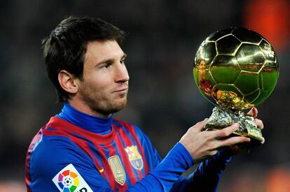 Messi posa com a Bola de Ouro conquistada em 2012.