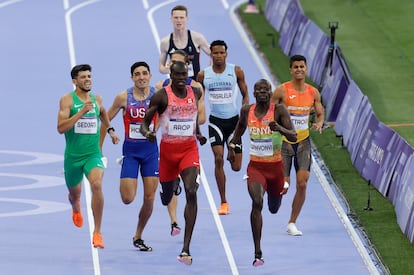 Attaoui, a la derecha, en los últimos metros del 800m de más nivel de la historia olímpica.