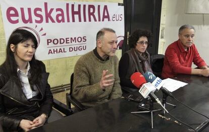 Roberto Uriarte, segundo a la izquierda, durante la presentación de la candidatura Euskal Hiria, de Podemos.