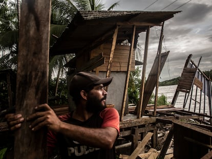 Jesús da Silva desmantela una casa en Villa Progreso, antes de que el suelo cerca de la desembocadura del río Amazonas se desmorone.