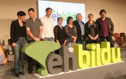 De izquierda a derecha, Amaia Agirresarobe, Rufi Etxeberria, Oskar Matute, Rebeka Ubera, Maribi Ugarteburu, Patxi Zabaleta, Ikerne Badiola y Pelo Urizar, esta mañana en la presentación de EHBildu.