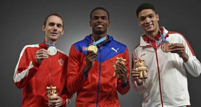 Roberto Vilches (d), con la medalla de bronce.