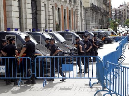 Presencia policial en la sede de la Comunidad de Madrid en la puerta del Sol.