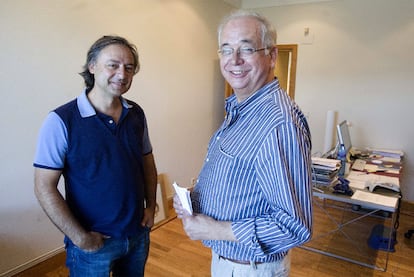 El realizador Carlos Rodríguez (a la izquierda), con Diego Galán, ayer en San Sebastián.