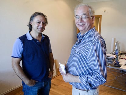 El realizador Carlos Rodríguez (a la izquierda), con Diego Galán, ayer en San Sebastián.