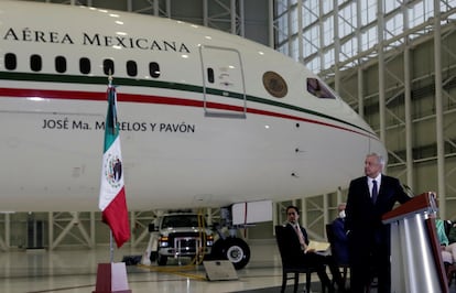 Un día después de asumir la presidencia, el 2 de diciembre de 2018, Andrés Manuel López Obrador anunció que vendería la aeronave, algo que desde su campaña había prometido al haberla tildado de opulente y excesiva. En la imagen, López Obrador ofrece una conferencia junto al Boeing 787, en julio de 2020.  