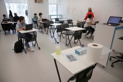 Alumnos de cuarto de la ESO asisten esta semana a una clase de Ciencias Sociales en el colegio Summa de San Sebastián.