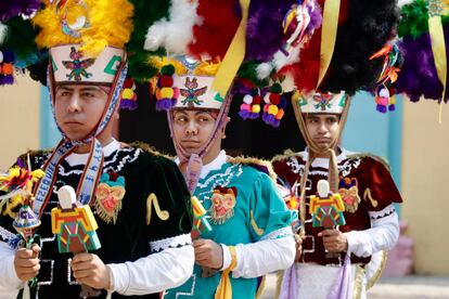 Jóvenes de la comunidad Villa de Zaachila representaron la Danza de la Pluma durante la Guelaguetza, en 2024.