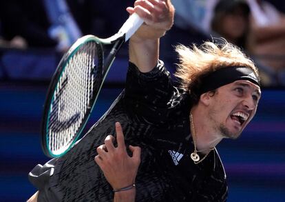 Zverev sirve durante el partido de cuartos de final contra Lloyd Harris.