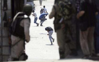 Manifestantes lanzan piedras a la policía india durante unos disturbios en Srinagar, capital de verano de la Cachemira india.